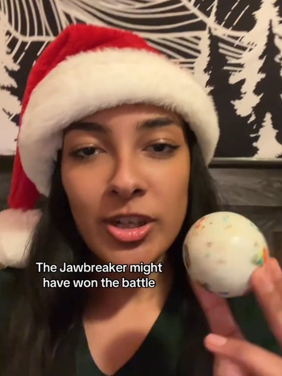 Javeria mostra o 'quebra-queixo' que mordeu — Foto: Reprodução/TikTok
