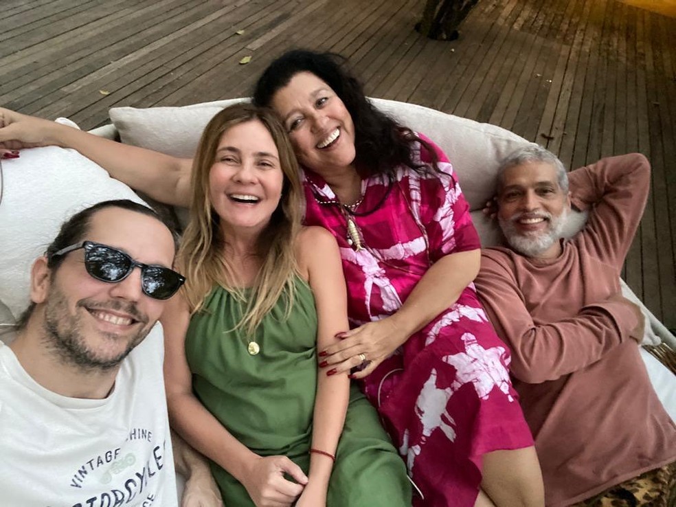 Regina Casé e o marido, Estevão Ciavatta, recebem os vizinhos Adriana Esteves e Vladimir Brichta em Mangaratiba — Foto: reprodução/ instagram