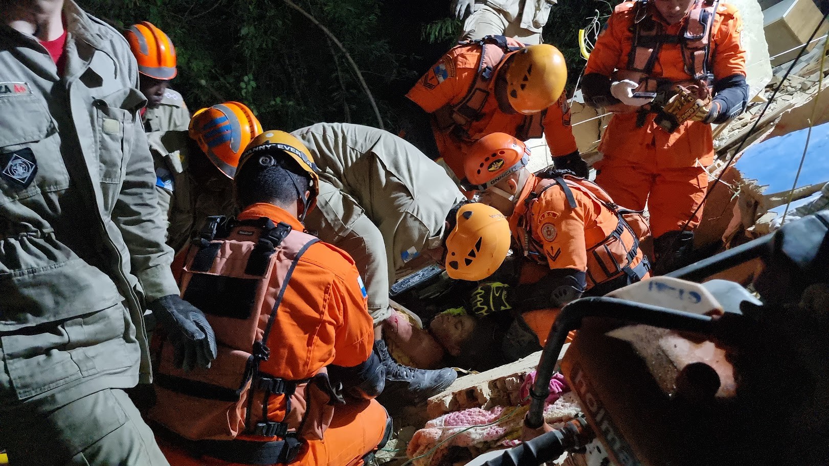 Bombeiros anunciam concurso com 192 vagas temporárias de oficial para áreas da Saúde