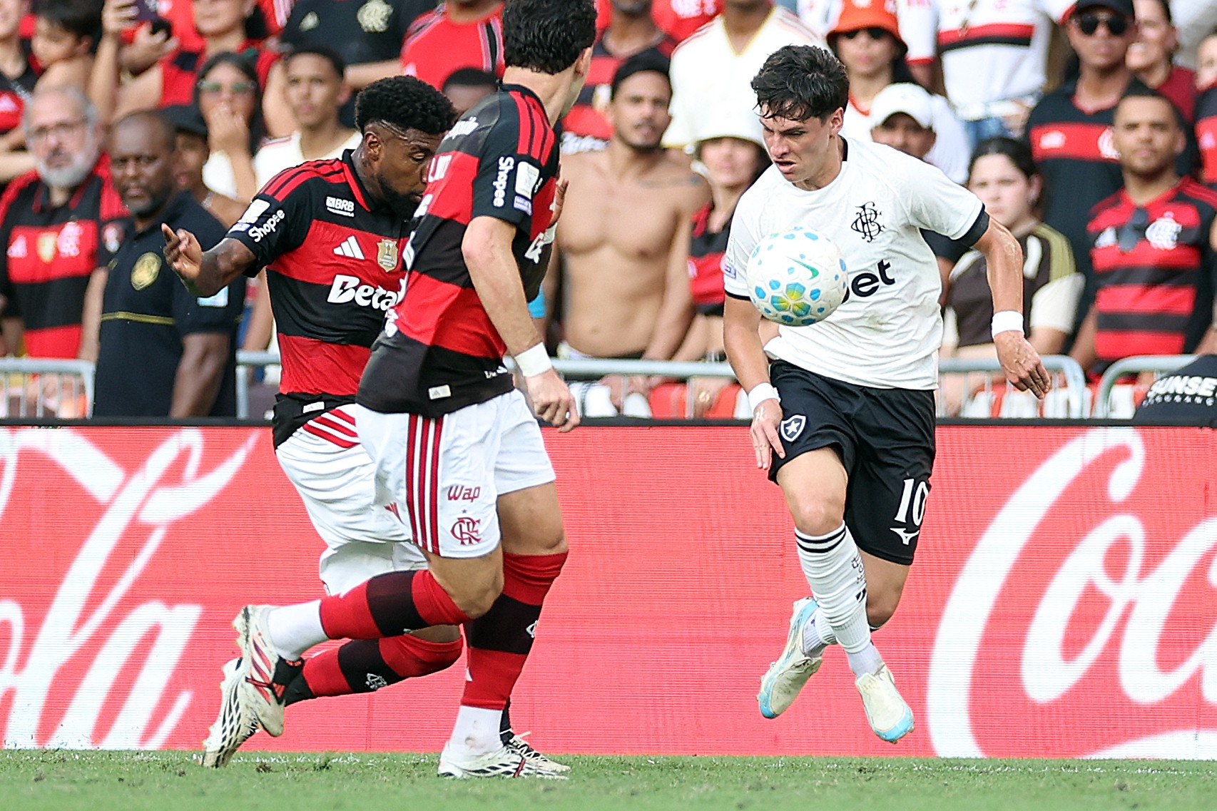 Placar folgado em clássico com Botafogo não expressa o quão difícil foi a partida para o Flamengo - QTU Questões do Universo