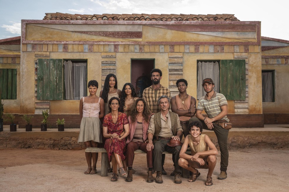 Zefa Leonel (Andrea Beltrão) e Tico Leonel (Alexandre Nero) com seus filhos e agregados na novela 'No rancho fundo' — Foto: João Cotta/Rede Globo
