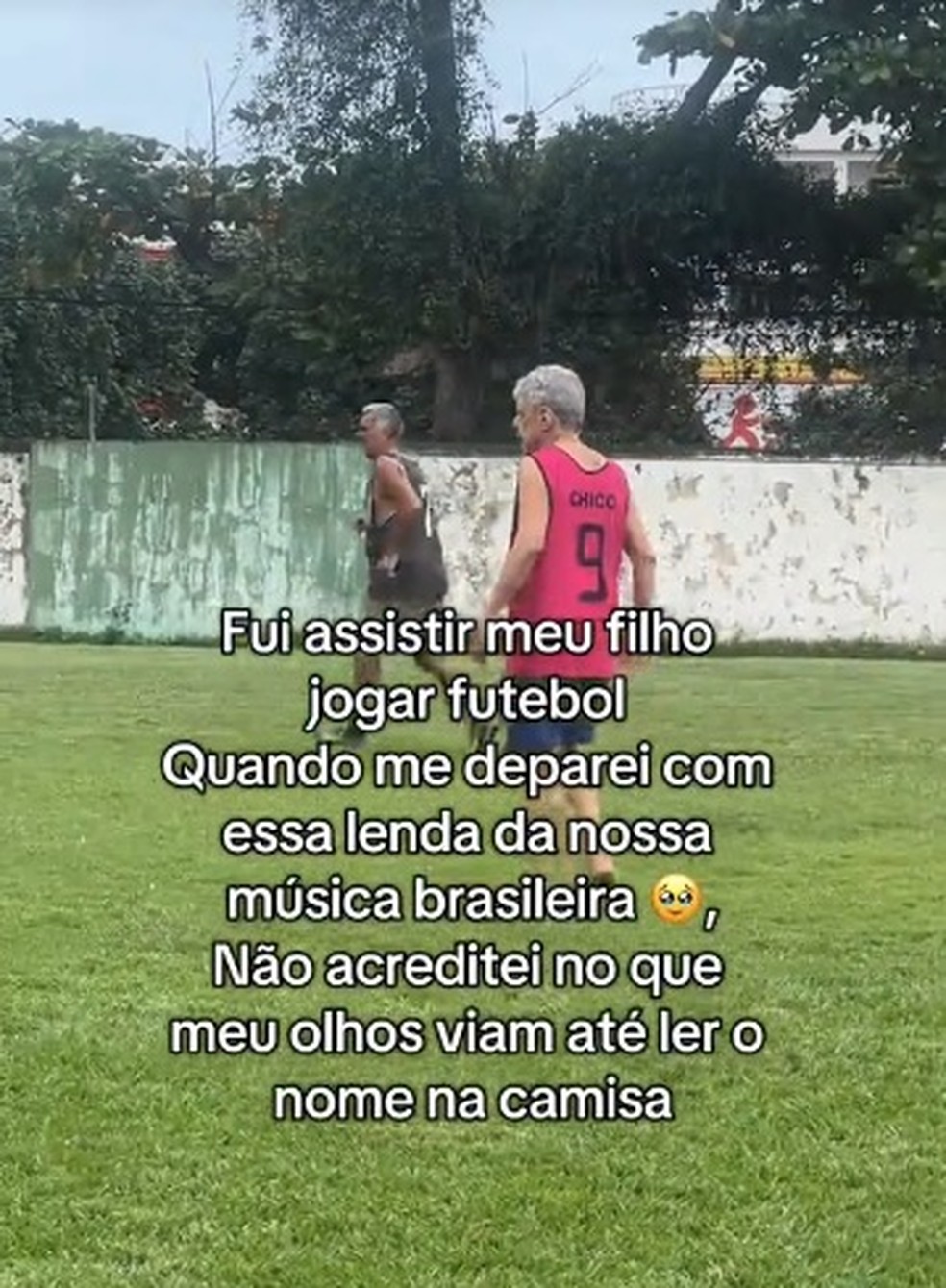 Chico Buarque joga futebol em condomínio — Foto: Reprodução/TikTok