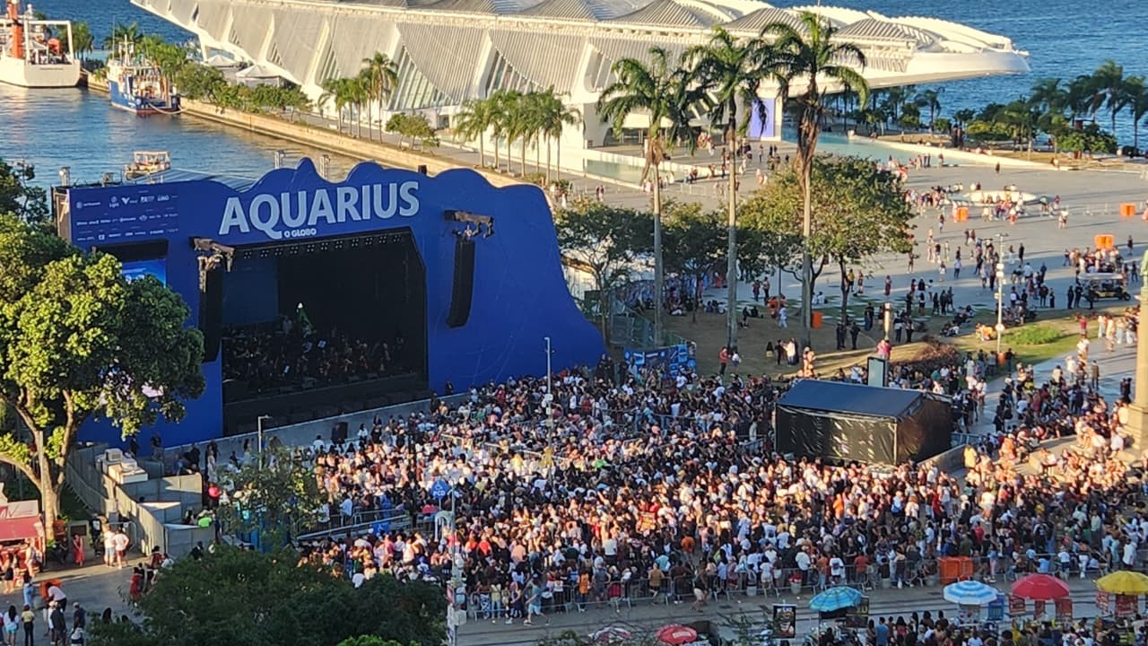 Fila e expectativa: público chega cedo para show de Emicida e Leci com orquestra