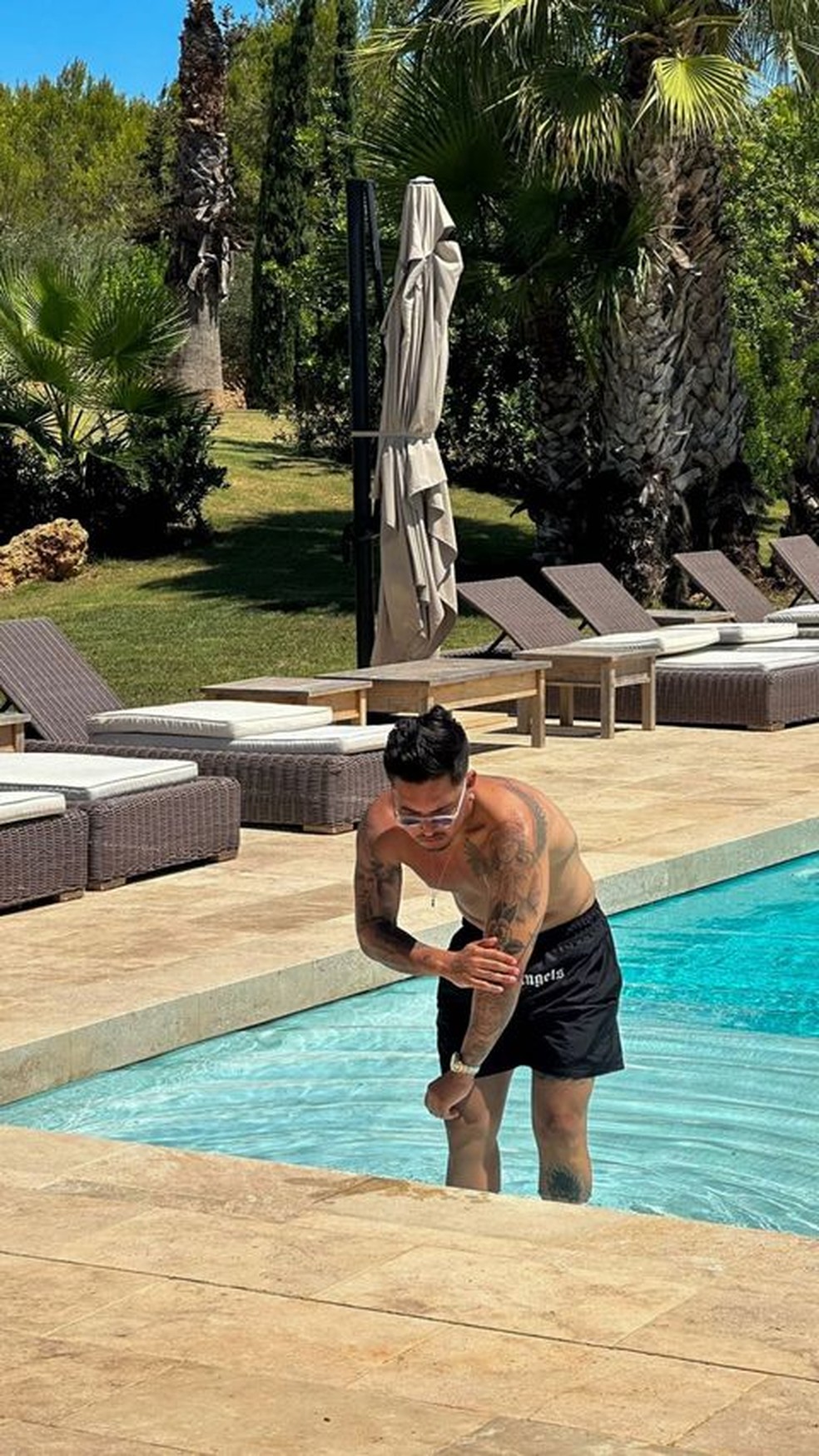 Gil Cebola se refresca na piscina da mansão em Ibiza — Foto: reprodução/ instagram