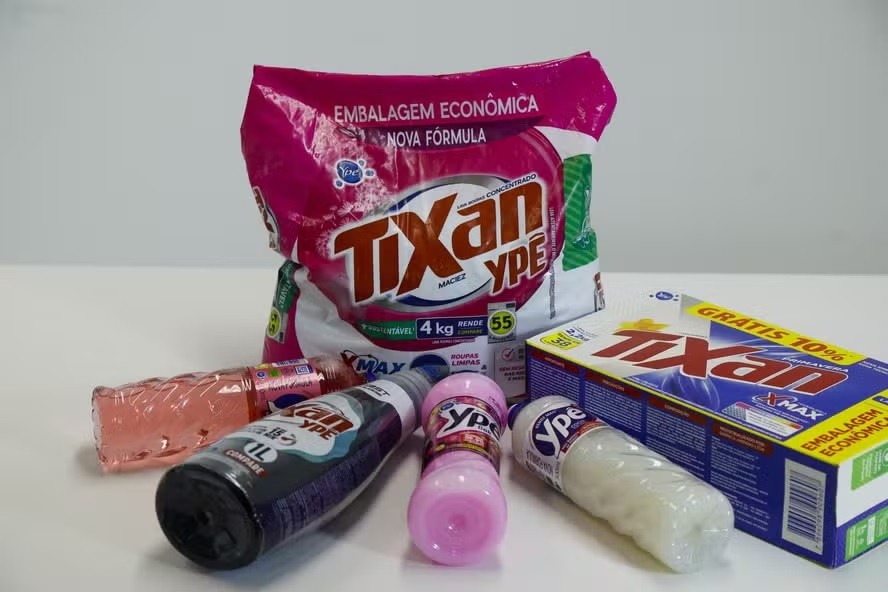 A Anvisa determinou o recolhimento de produtos como detergente, sabão em pó e desinfetante de marcas da empresa, dos lotes com final 1