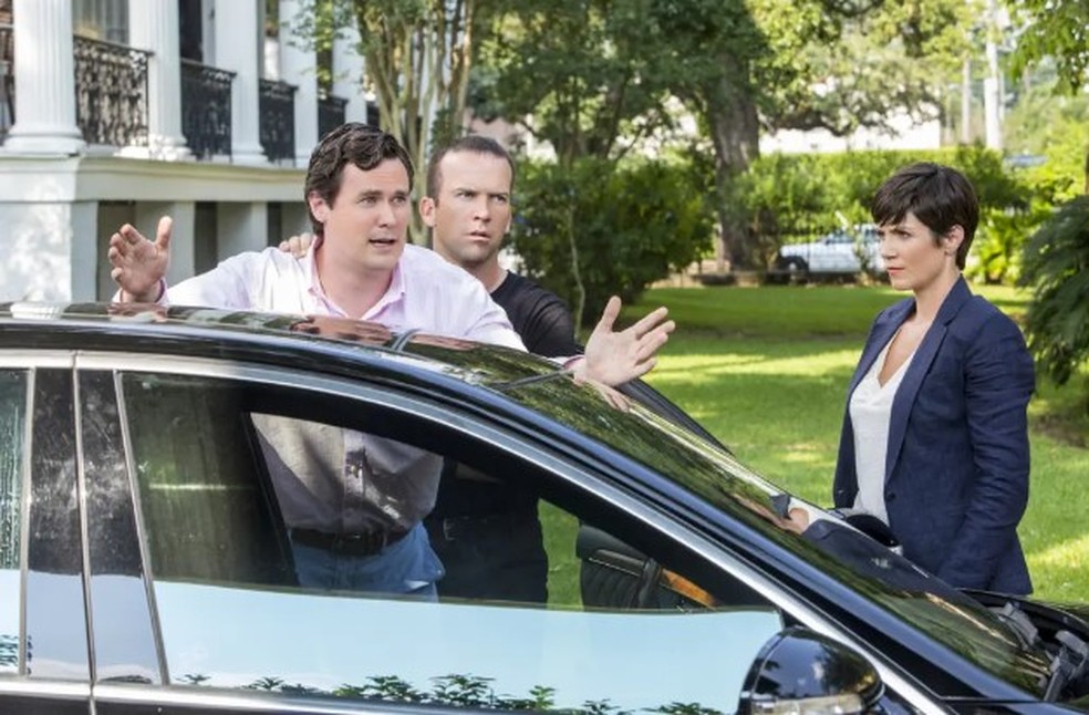 Gabriel Olds (de camisa clara) em epis&oacute;dio da s&eacute;rie policial "NCIS" &mdash; Foto: Reprodu&ccedil;&atilde;o/CBS