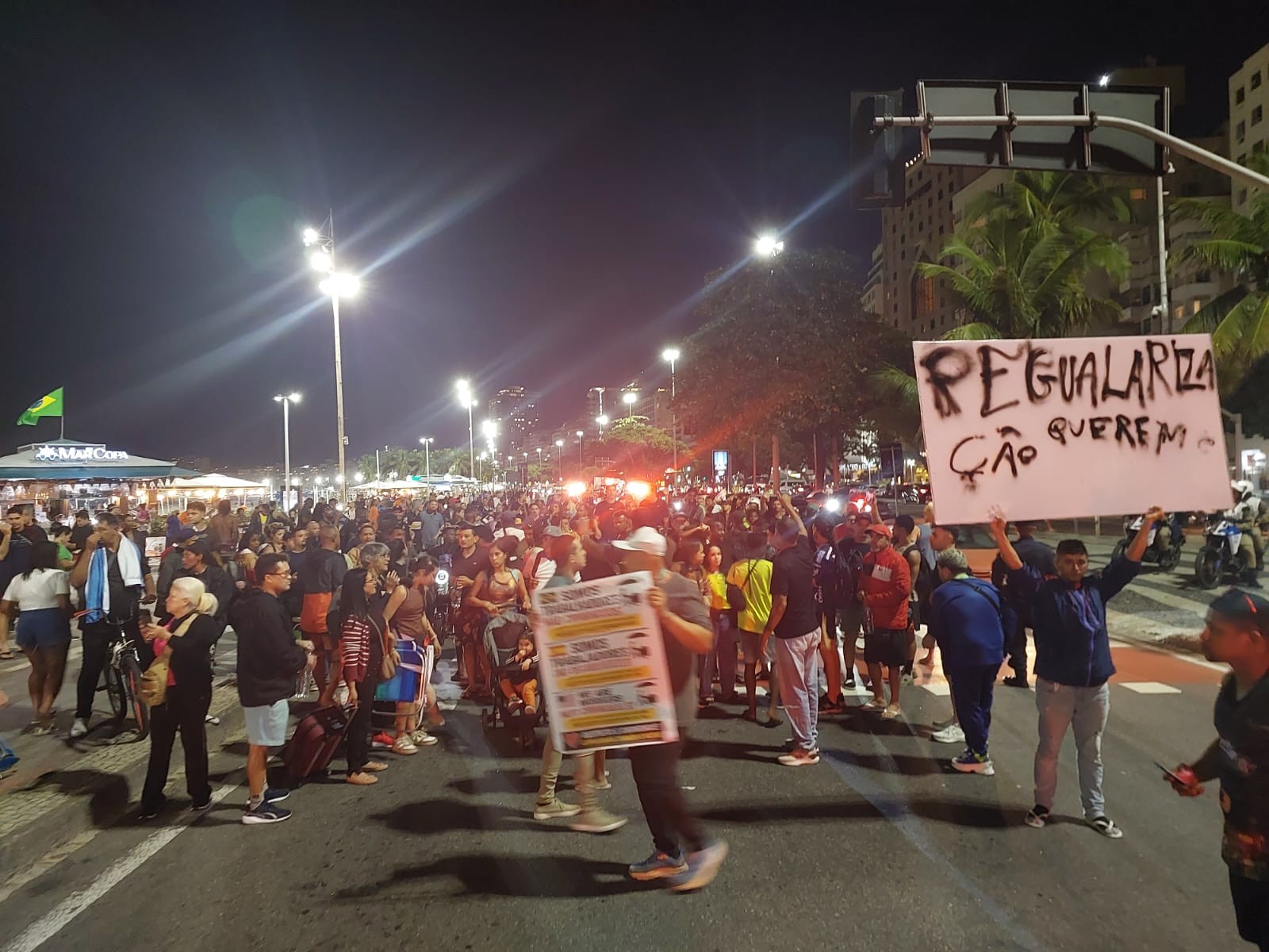 Protesto de camelôs bloqueia Avenida Atlântica em Copacabana