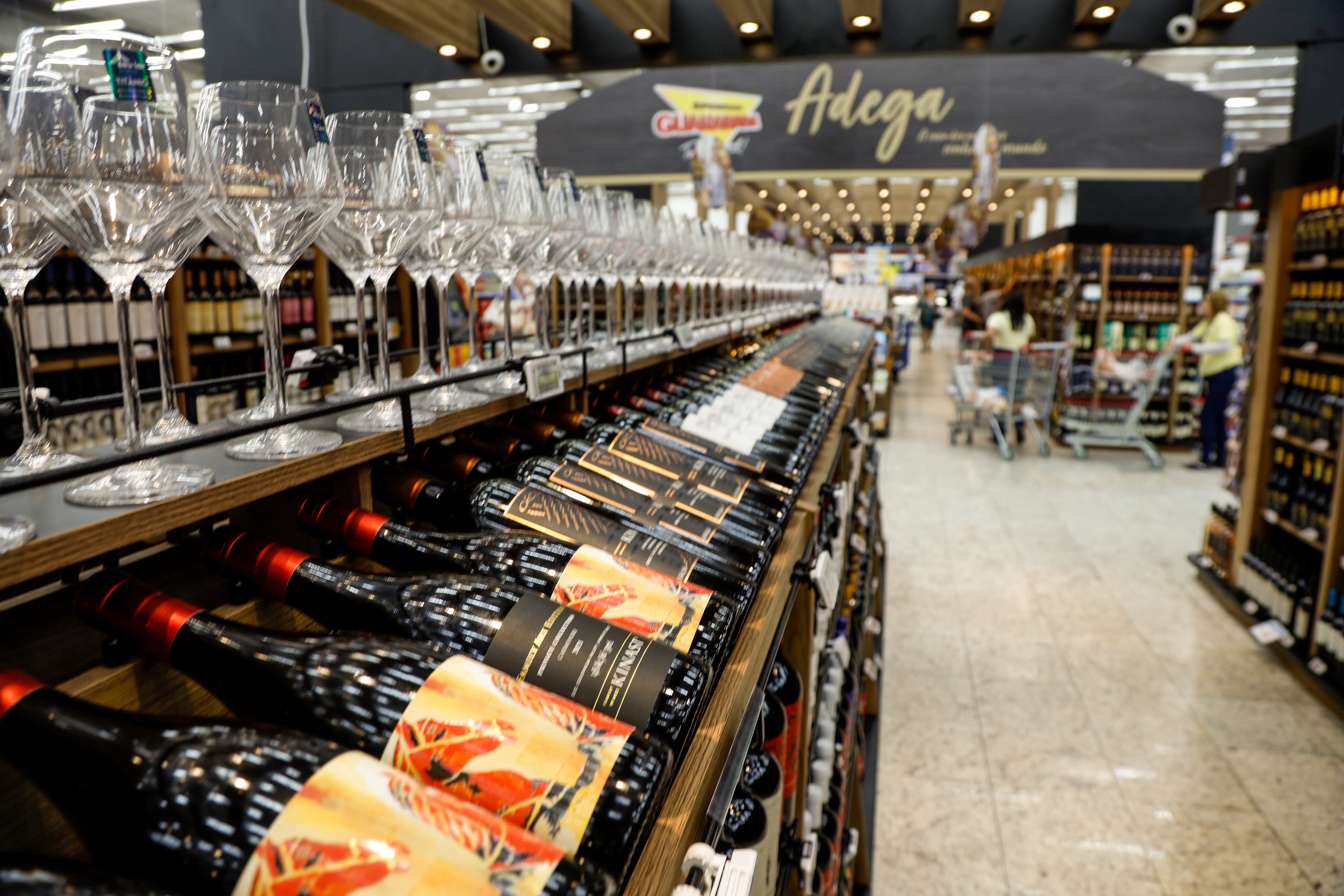 Rede de supermercados registra alta de 300% nas vendas de importados em semana de aniversário