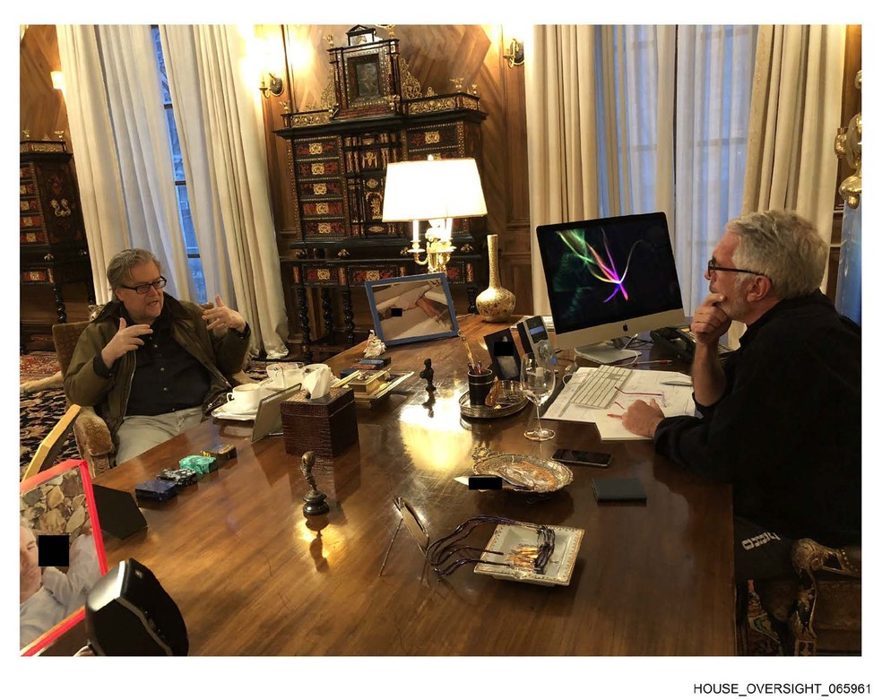 Epstein com Steve Bannon — Foto: Divulgação/Committee on Oversight and Government Reform