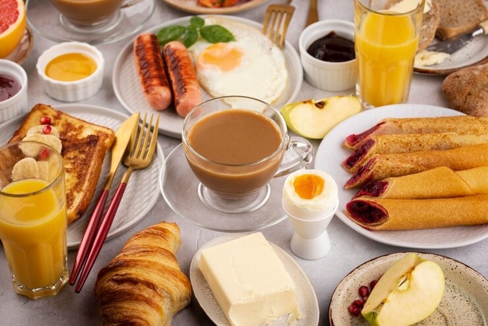 Café da manhã em hotel ou restaurante pode ser um presente de Dia das Mães — Foto: Freepik