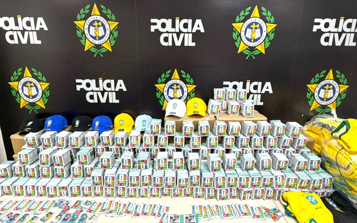 Policiais civis encontram 200 mil figurinhas falsificadas de álbum da Copa do Mundo na Baixada Fluminense