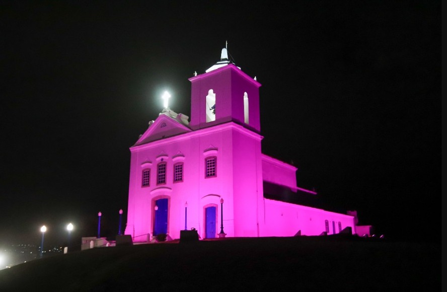 Paróquia Nossa Senhora de Nazareth iluminada de rosa por conta da campanha
