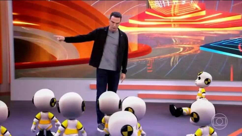 Tadeu Schmidt chamou a atenção dos mini dummies no "BBB 25": de "pai" para "filhos" — Foto: Reprodução/TV Globo