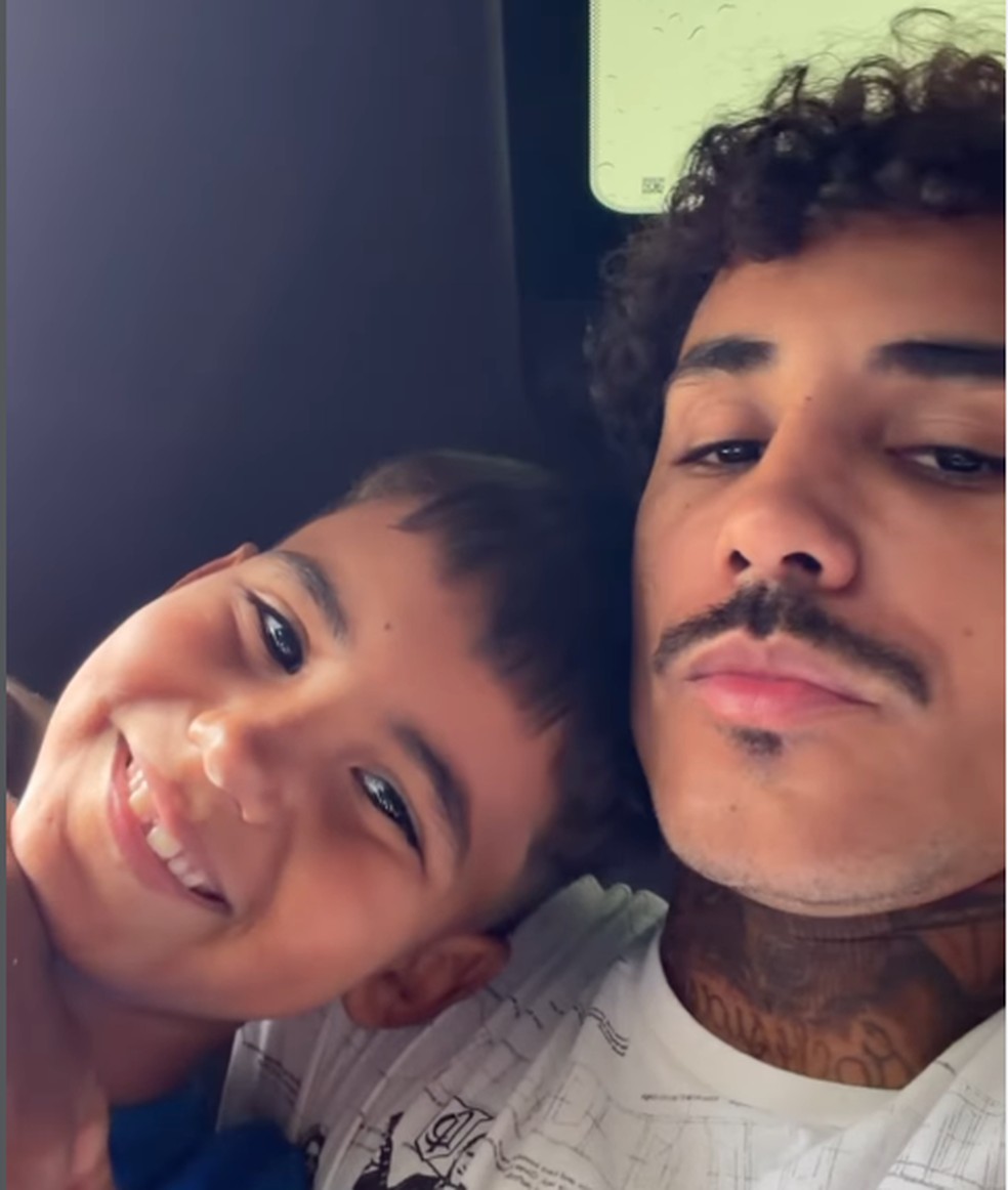 Mc Livinho com o filho Olivio — Foto: Reprodução/ Instagram