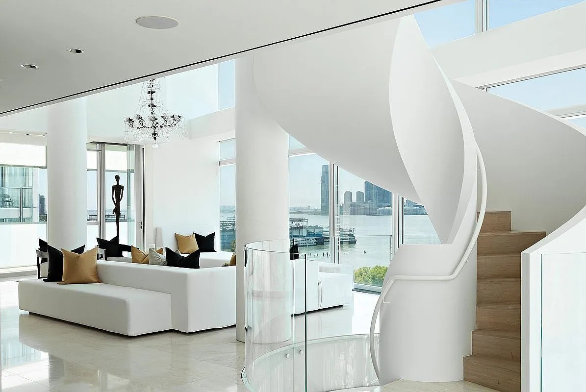 Sala principal com pé-direito duplo do apartamento triplex de luxo de Hugh Jackman no West Village — Foto: divulgação