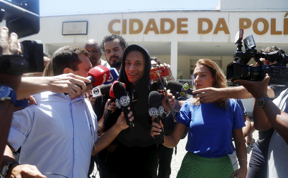 Policiais da Delegacia de Repressão a Entorpecentes (DRE) detiveram, nesta quarta-feira, o cantor Mauro Davi dos Santos Nepomuceno, o Oruam. Os agentes estavam na casa dele, no Joá, para a cumprir dois man (5) — Foto: extra