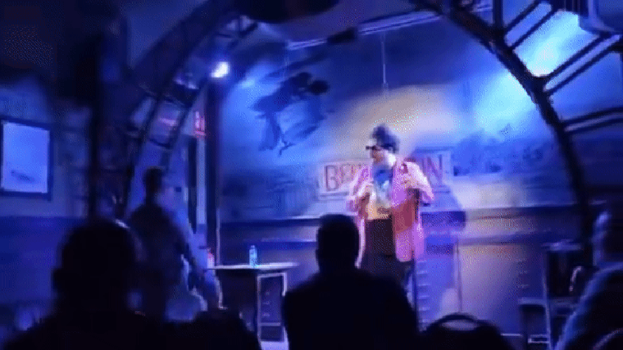 Homem sobe em palco e d&aacute; soco em comediante ap&oacute;s 'piada sexualizada' sobre seu beb&ecirc;
