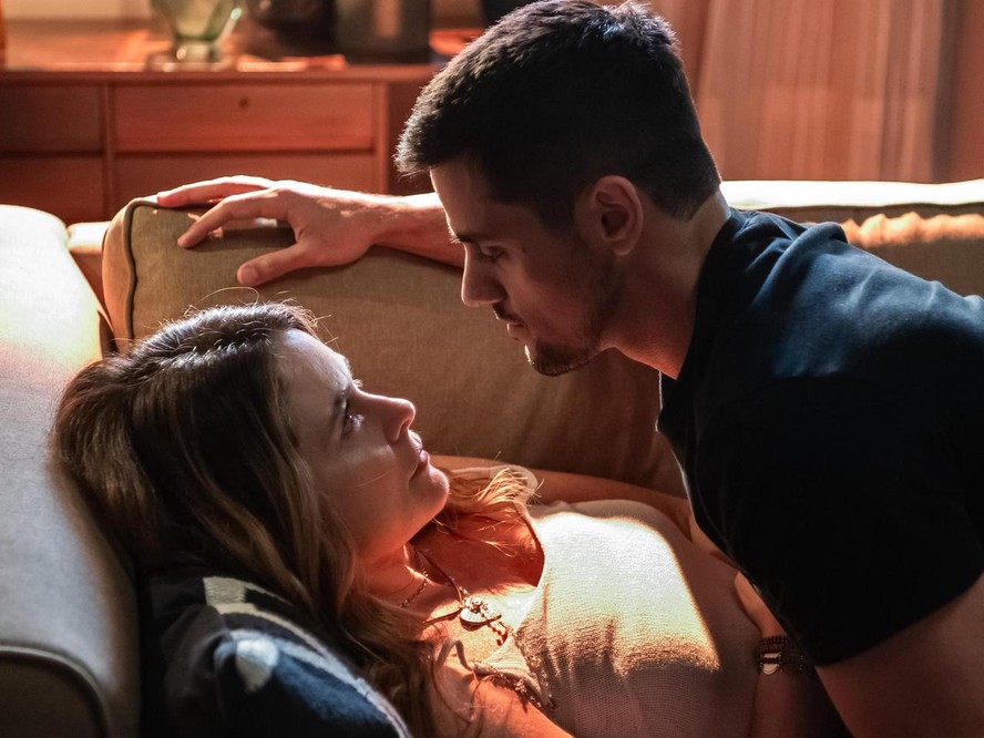 Em ‘Dona de mim’, Danilo e Filipa se beijam e finalmente se rendem à paixão