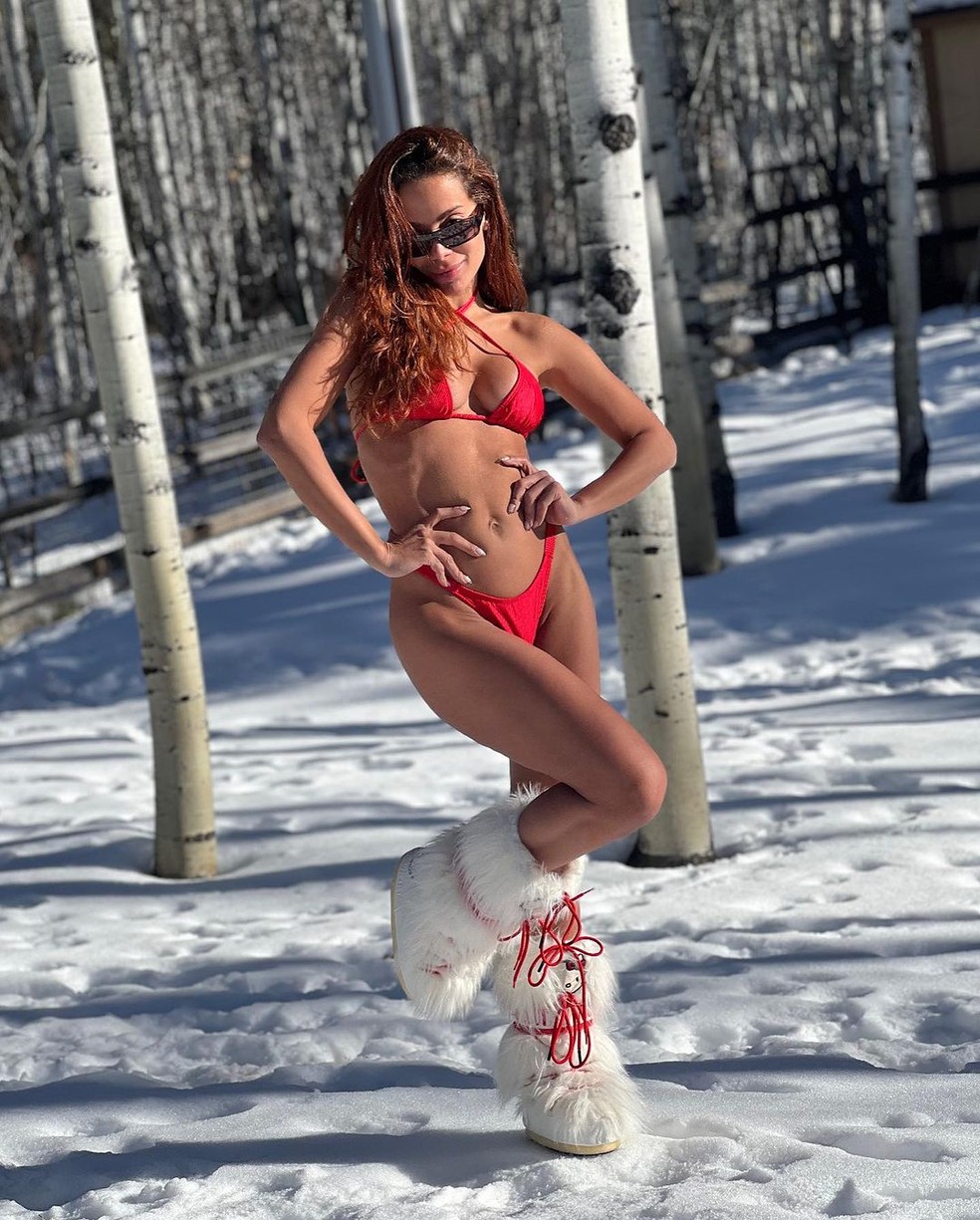 Anitta posa de biquíni e bota da Hello Kitty na neve — Foto: Instagram/reprodução