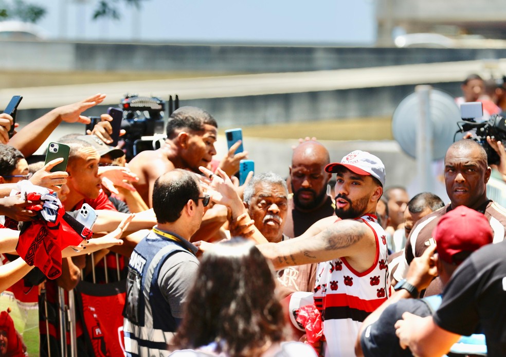 Lucas Paquetá desembarca no Rio de Janeiro para se apresentar ao Flamengo — Foto: Gabriel de Paiva / O Globo