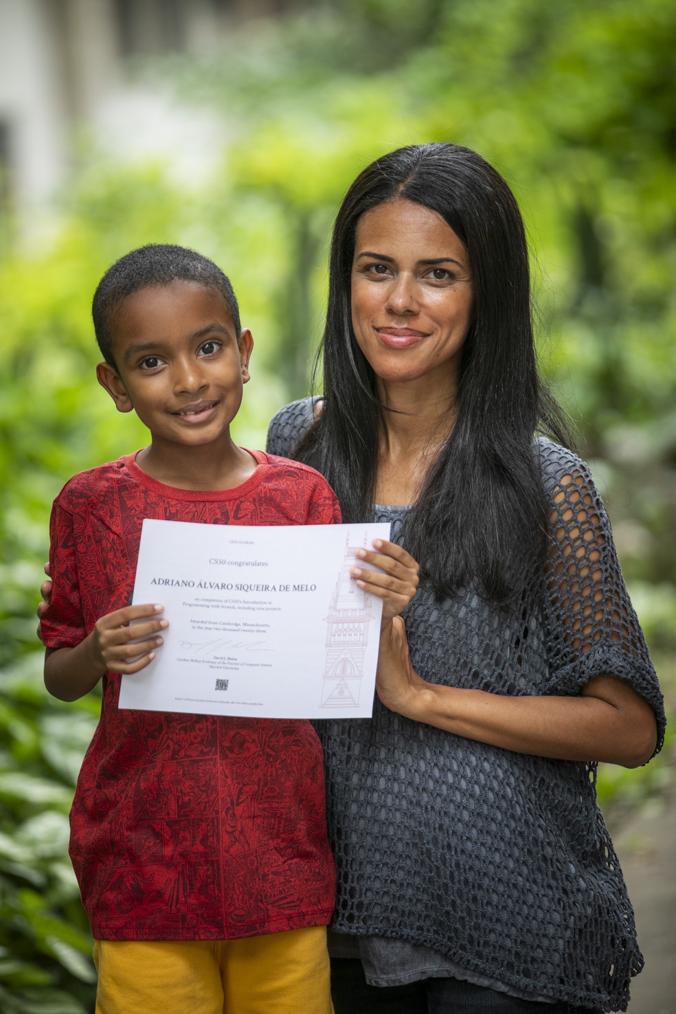 Super Alvinho: menino de 7 anos, morador da Maré, criou jogo após curso da  Universidade Harvard