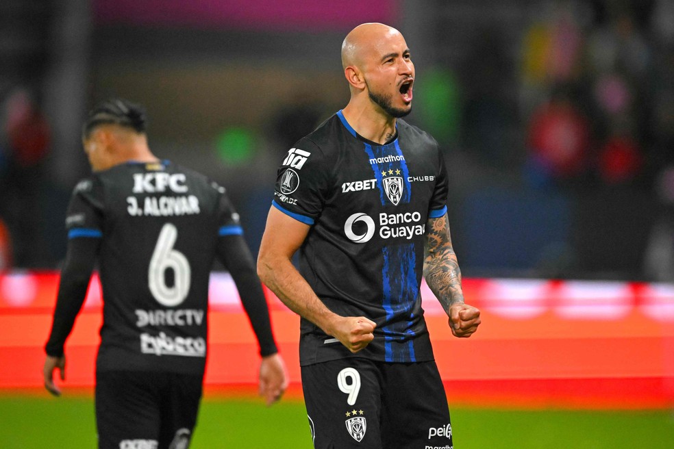 Carlos González fez um dos gols da classificação do Del Valle sobre o Tolima — Foto: Rodrigo BUENDIA / AFP