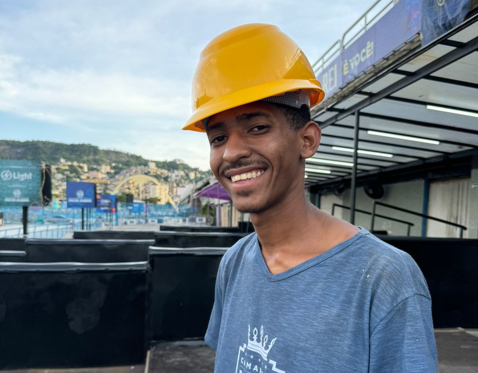 O carregador Carlos Eduardo Miranda passou a gostar de carnaval após começar a trabalhar em um camarote — Foto: Arquivo pessoal