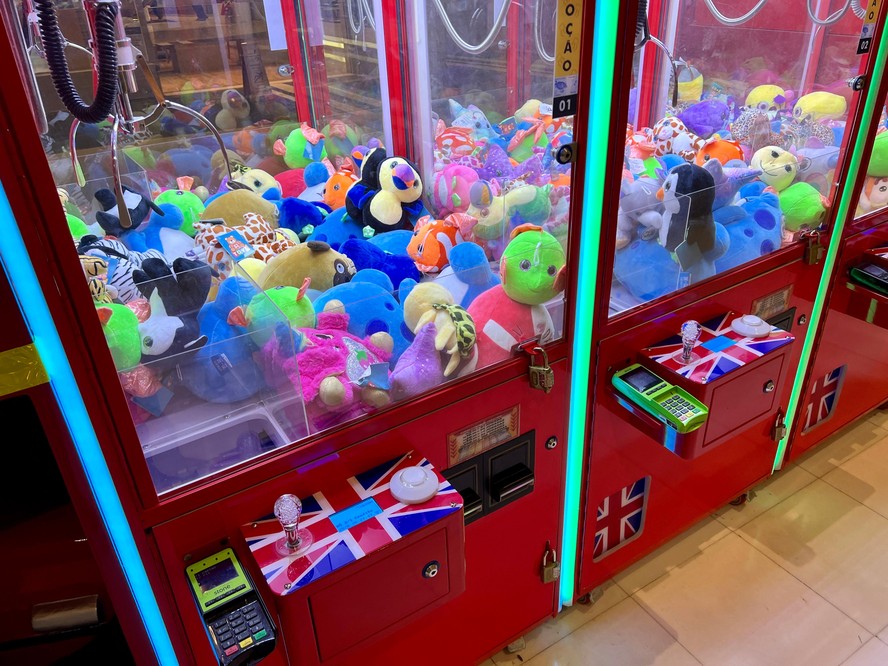 Máquinas de bichos de pelúcia em shoppings do Rio