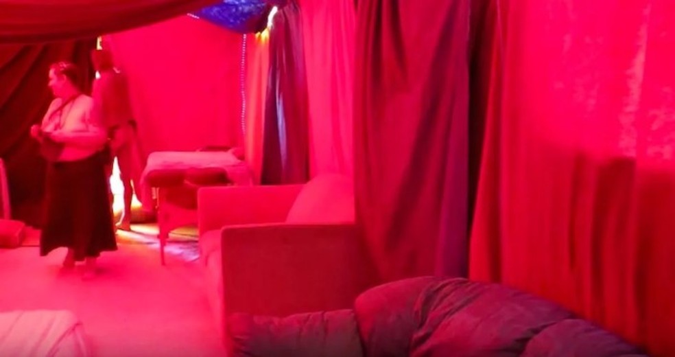 Interior do 'Domo da Orgia', no 'Burning Man' — Foto: Reprodução/YouTube