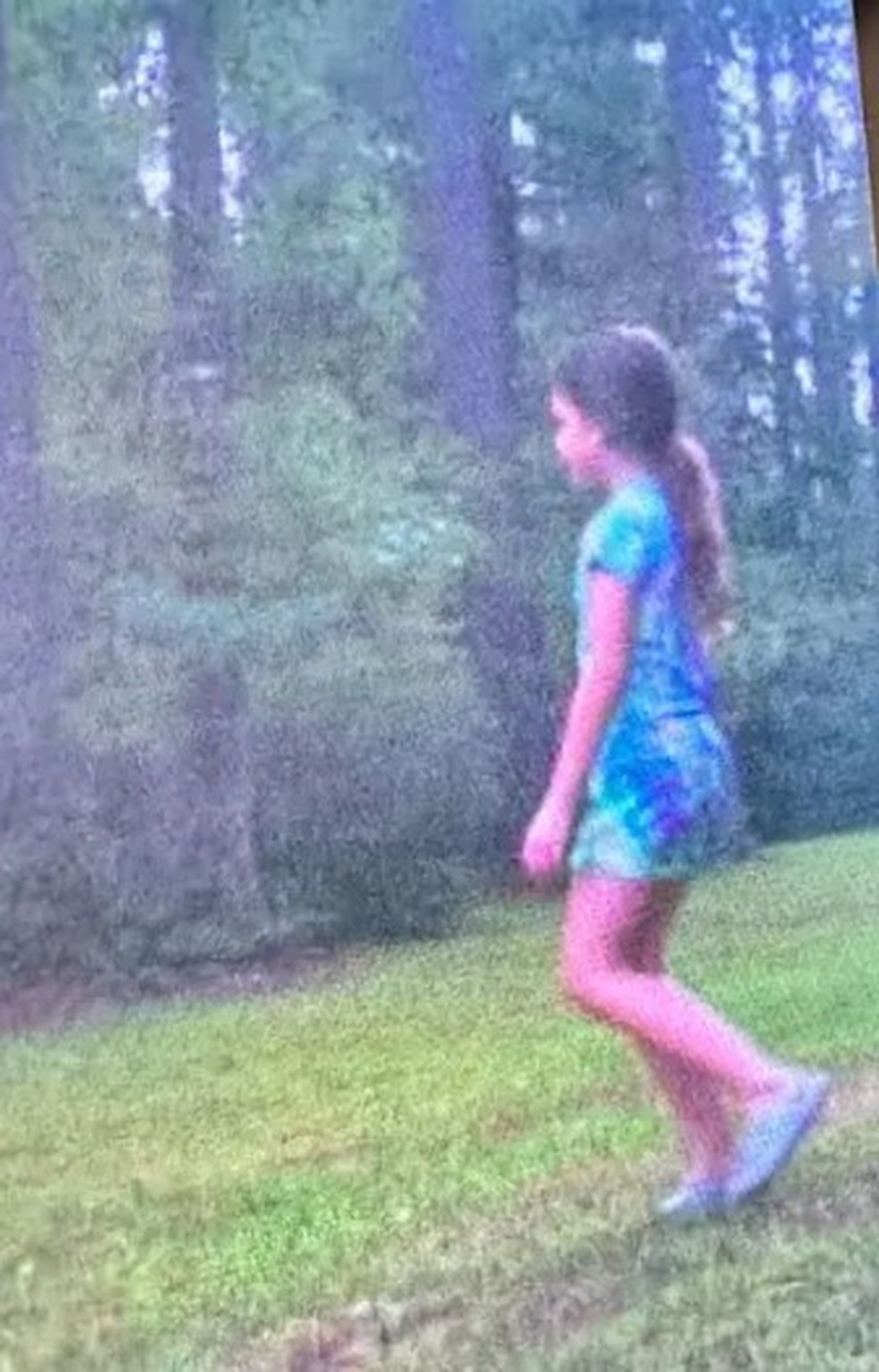 Imagem de Peyton Saintignan andando sob efeito de sonambulismo na direção de floresta na Louisiana — Foto: Reprodução/Webster Parish Sheriff's Office