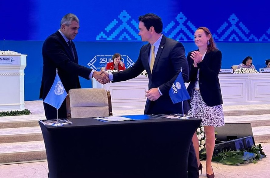 Em primeiro plano, o secretário-geral da OMT, Zurab Pololikashvili, e o ministro Celso Sabino (Turismo)