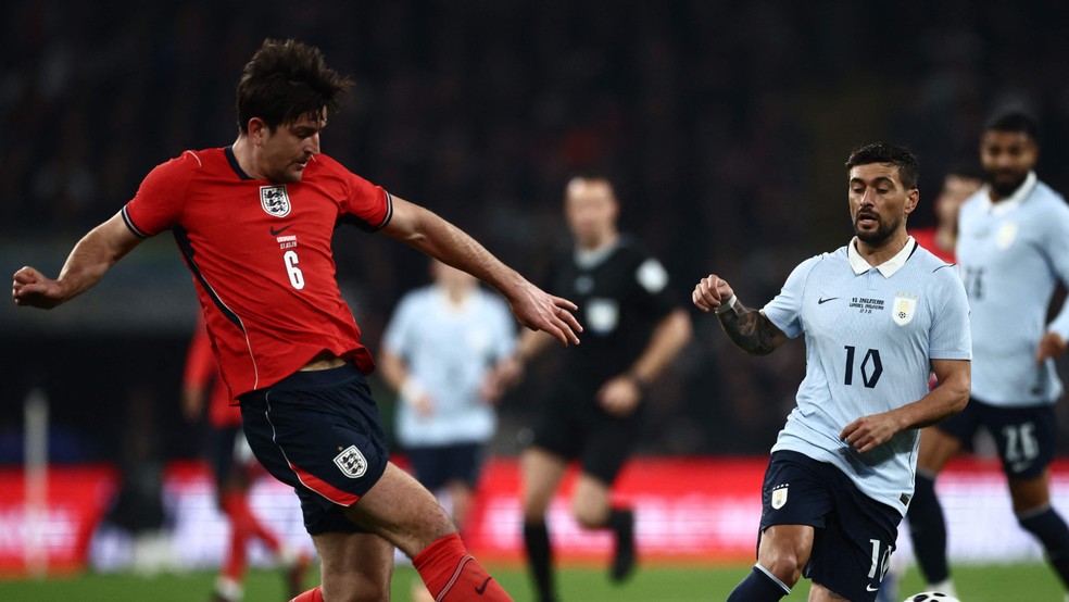 Amistoso entre Inglaterra, realizado em 27 de março; mais um jogo entre duas seleções patrocinadas pela Nike, onde os pequenos 'relevos' nos ombros são perceptíveis — Foto: AFP