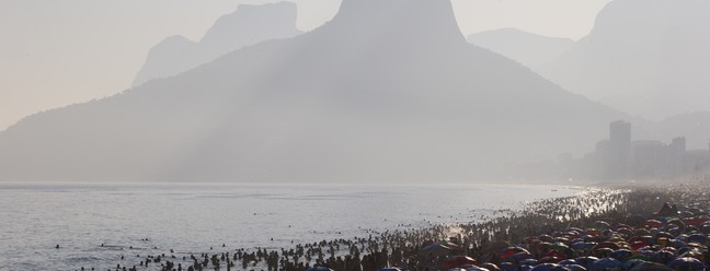 Calorão no Rio: na foto, a praia de Ipanema — Foto: Domingos Peixoto