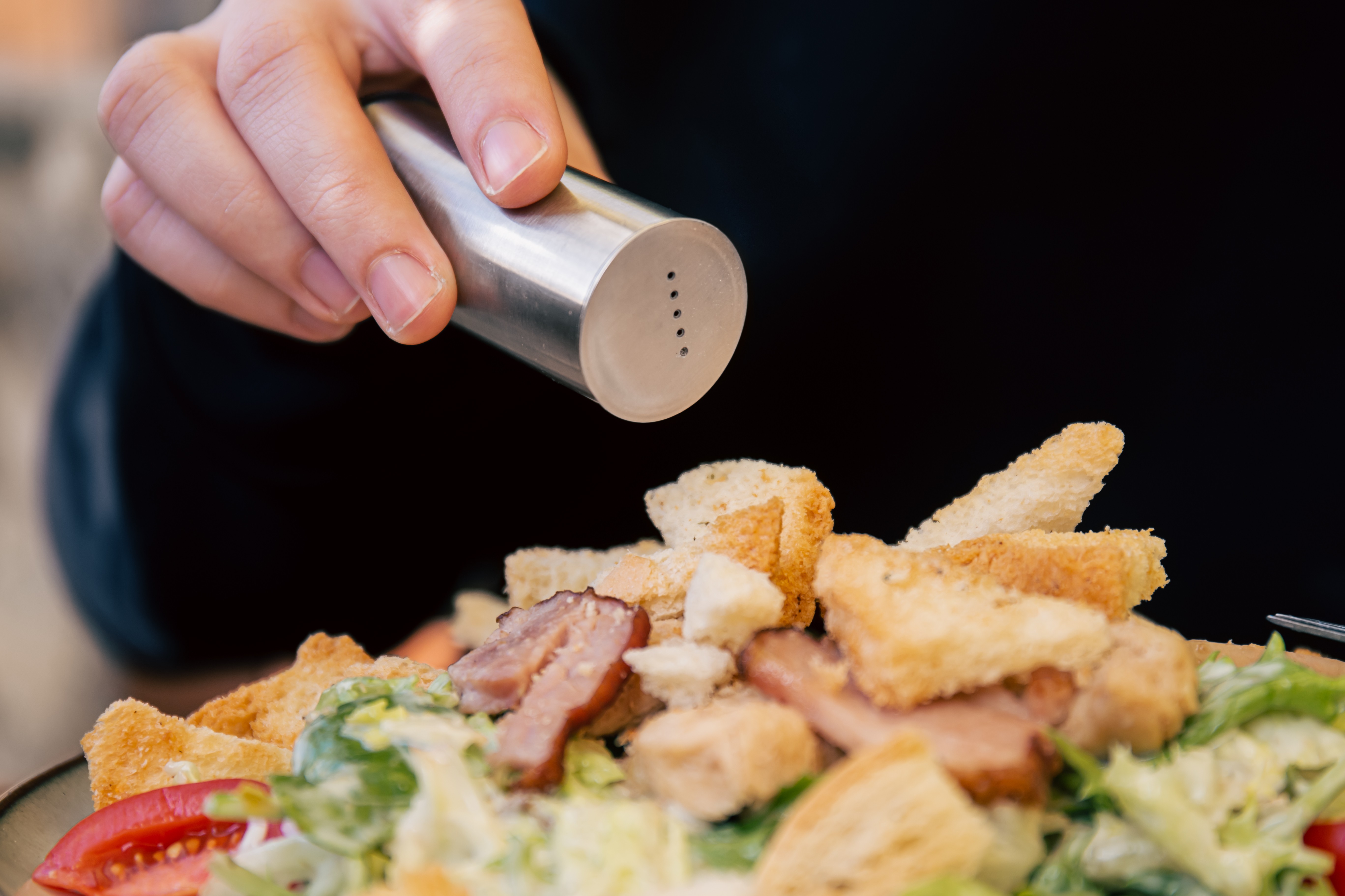 Homens idosos adicionam mais sal à comida do que mulheres; entenda os riscos