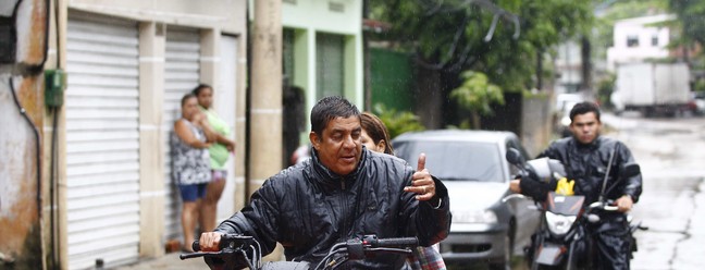 Em 2013, cantor ajudou moradores durante enchente na região — Foto: Arquivo/O Globo