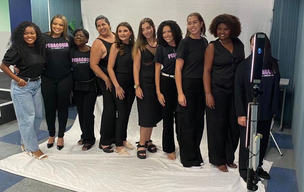 Dona Elenice com as colegas do curso; pr&oacute;ximo passo da universit&aacute;ria e dar aulas &mdash; Foto: Arquivo pessoal