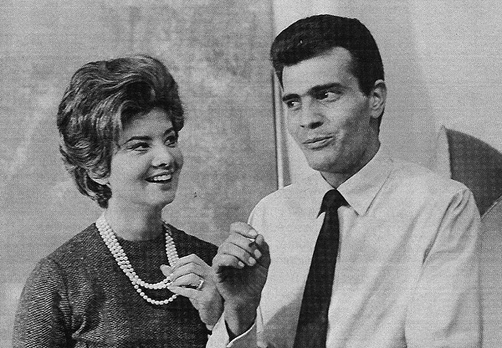 Glória Menezes e Tarcísio Meira na primeira novela ao vivo da TV, "2-5499 ocupado" — Foto: Reprodução