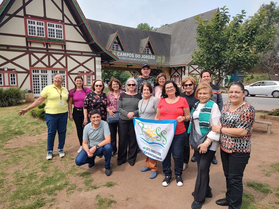 Na foto, Rita de Cassia Oliveira e grupo de viagem organizado por ela