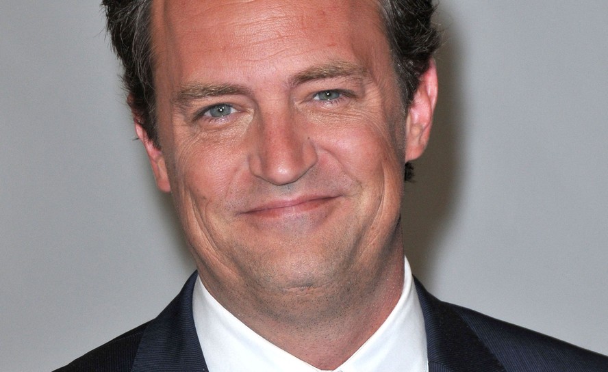 Ex-noiva de Matthew Perry se pronuncia sobre a morte do ator. Veja