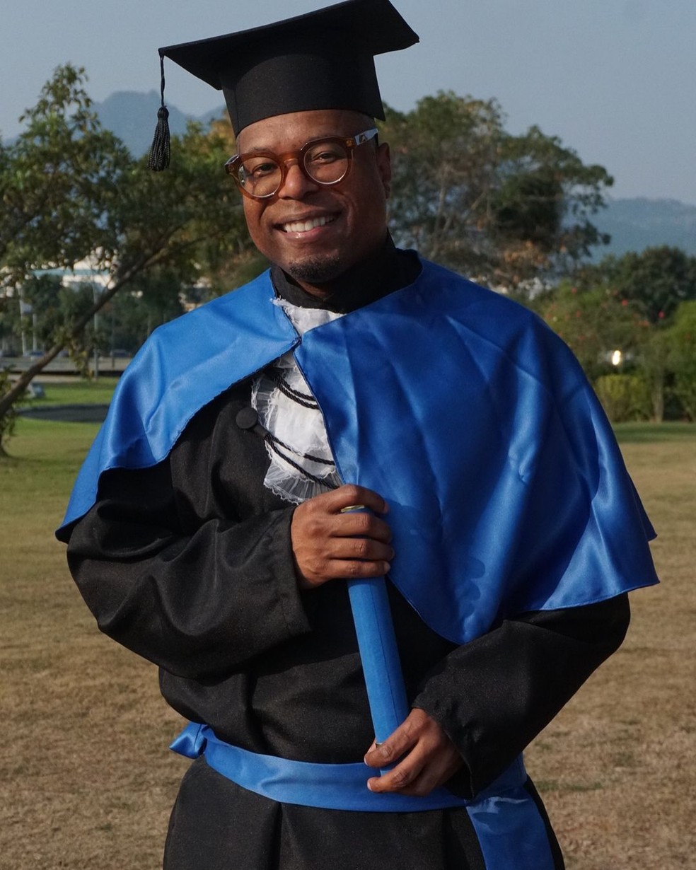 Buchecha comemora primeira graduação aos 49 anos — Foto: Reprodução/Instagram