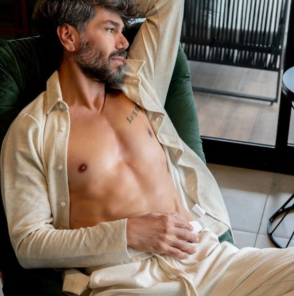 Modelo Nil Mariano tem 60 anos e viralizou ao compartilhar cliques nas redes sociais — Foto: Fabiana Silva/Instagram