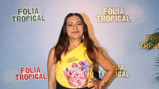 Dira Paes Brilha na Sapucaí com Look Transparente e Celebra a Folia