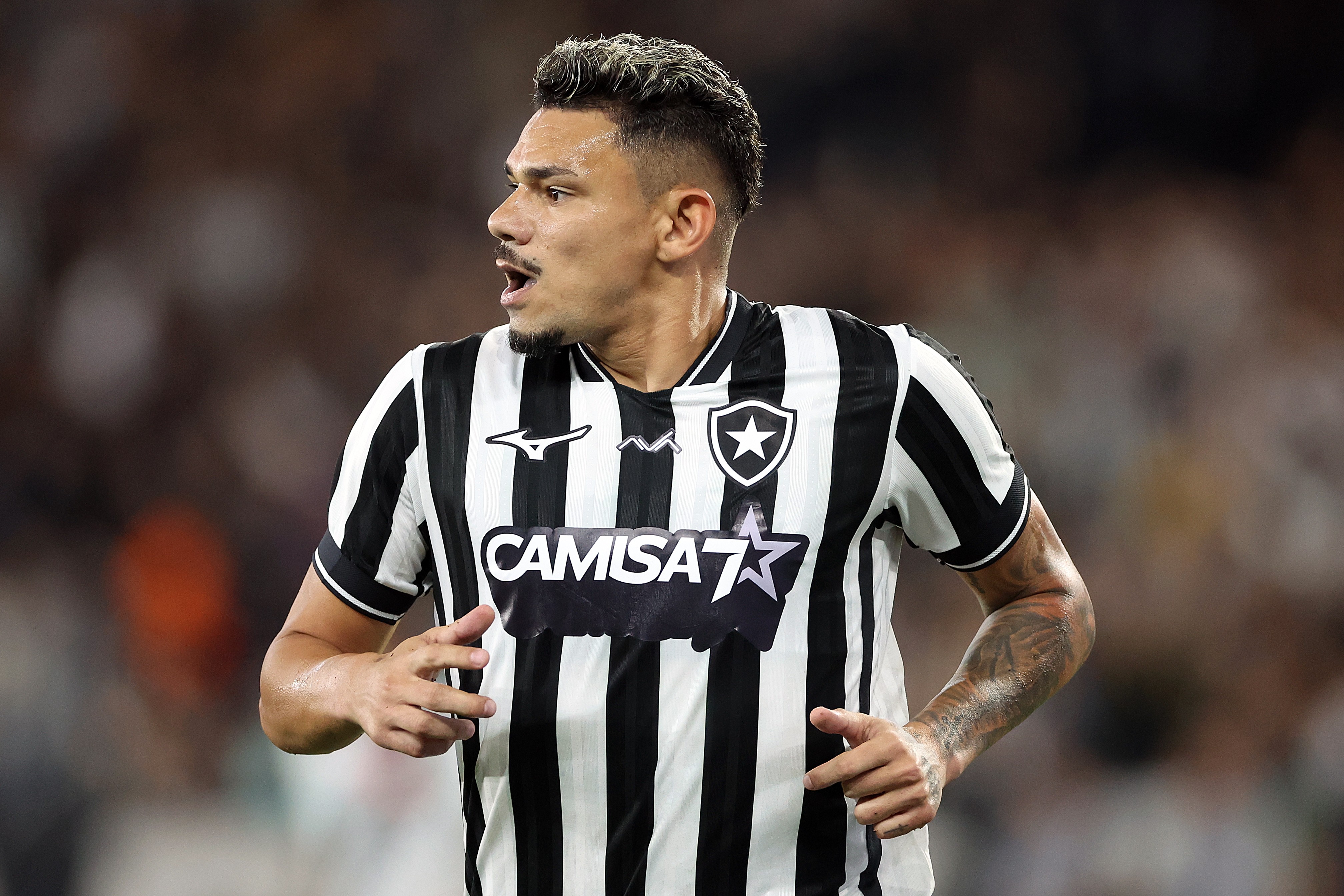 Tiquinho Soares deve ser titular do Botafogo na vaga de Arthur Cabral contra Chapecoense