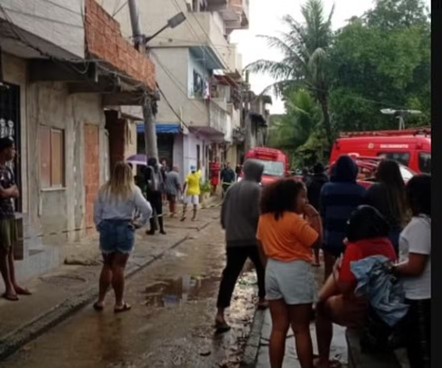 Bombeiros procuram por duas crianças que estariam sob escombros de desabamento na Ilha do Governador