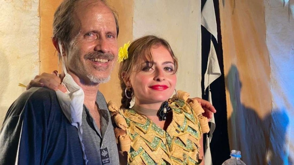 Lia Buarque com o pai, o ator Claudio Baltar — Foto: divulgação