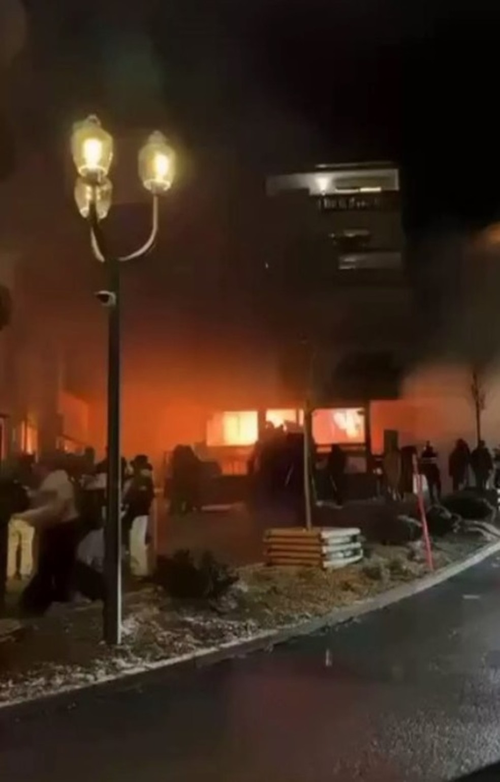 Bar Le Constellation em chamas — Foto: Reprodução/X