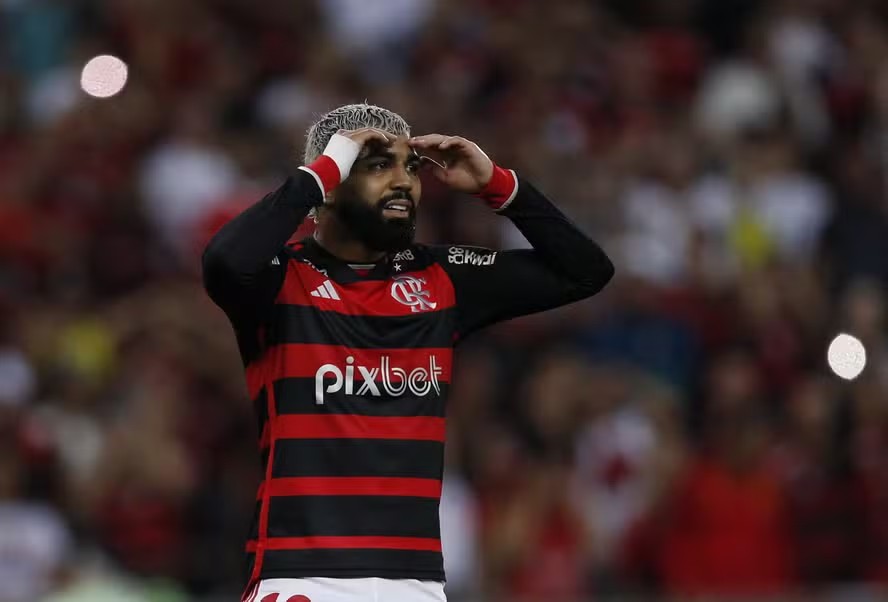 Gabigol lamentando na goleada do Flamengo de 4 a 0 sobre o Bolívar