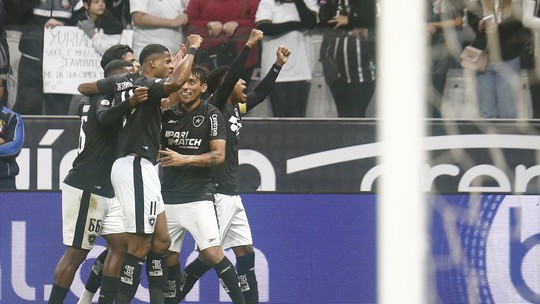 Botafogo vence o Corinthians em São Paulo e dorme na liderança