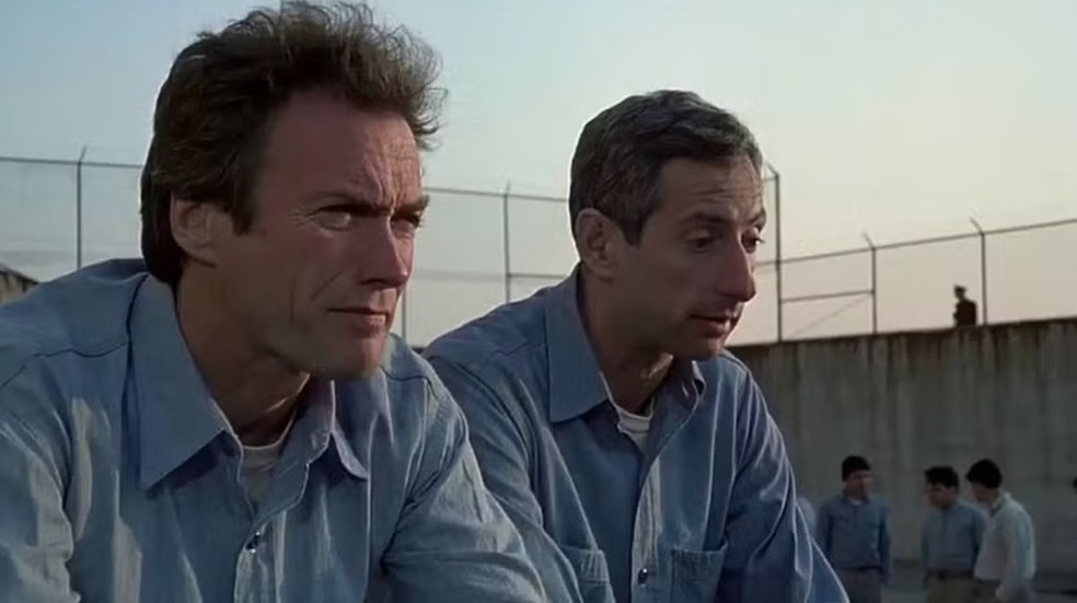 Clint Eastwood em 'Alcatraz - Fuga Impossível' — Foto: Reprodução