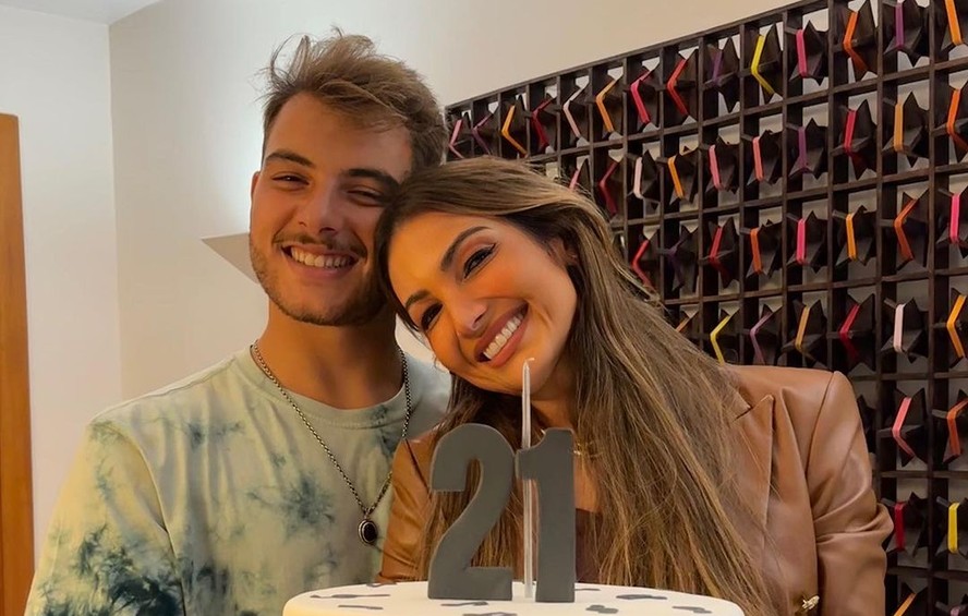 Patrícia Poeta faz rara aparição com o filho e festeja 21 anos do herdeiro:  'Sempre estarei com você'